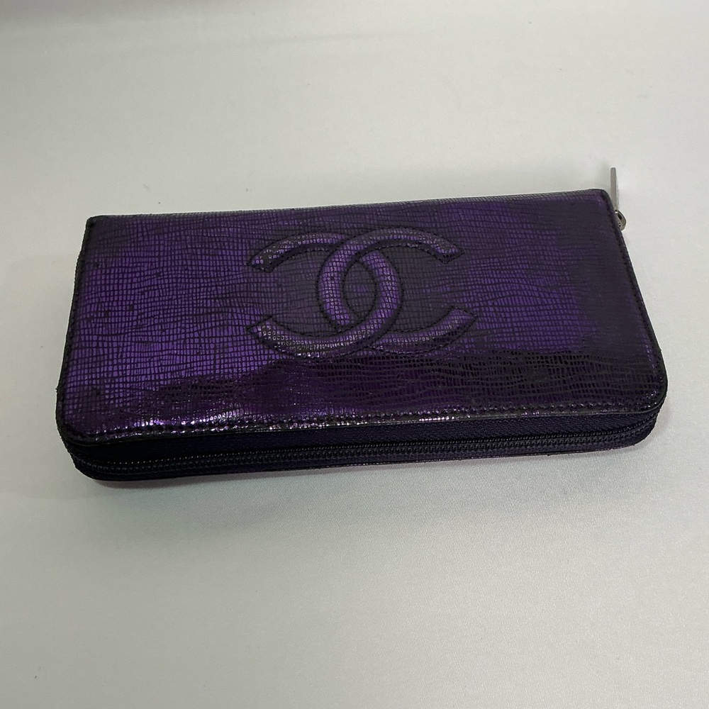 Authentic CHANEL Iridescent Purple Caviar Zip Lizard Embossed Yen Wallet - Picture 5 of 16